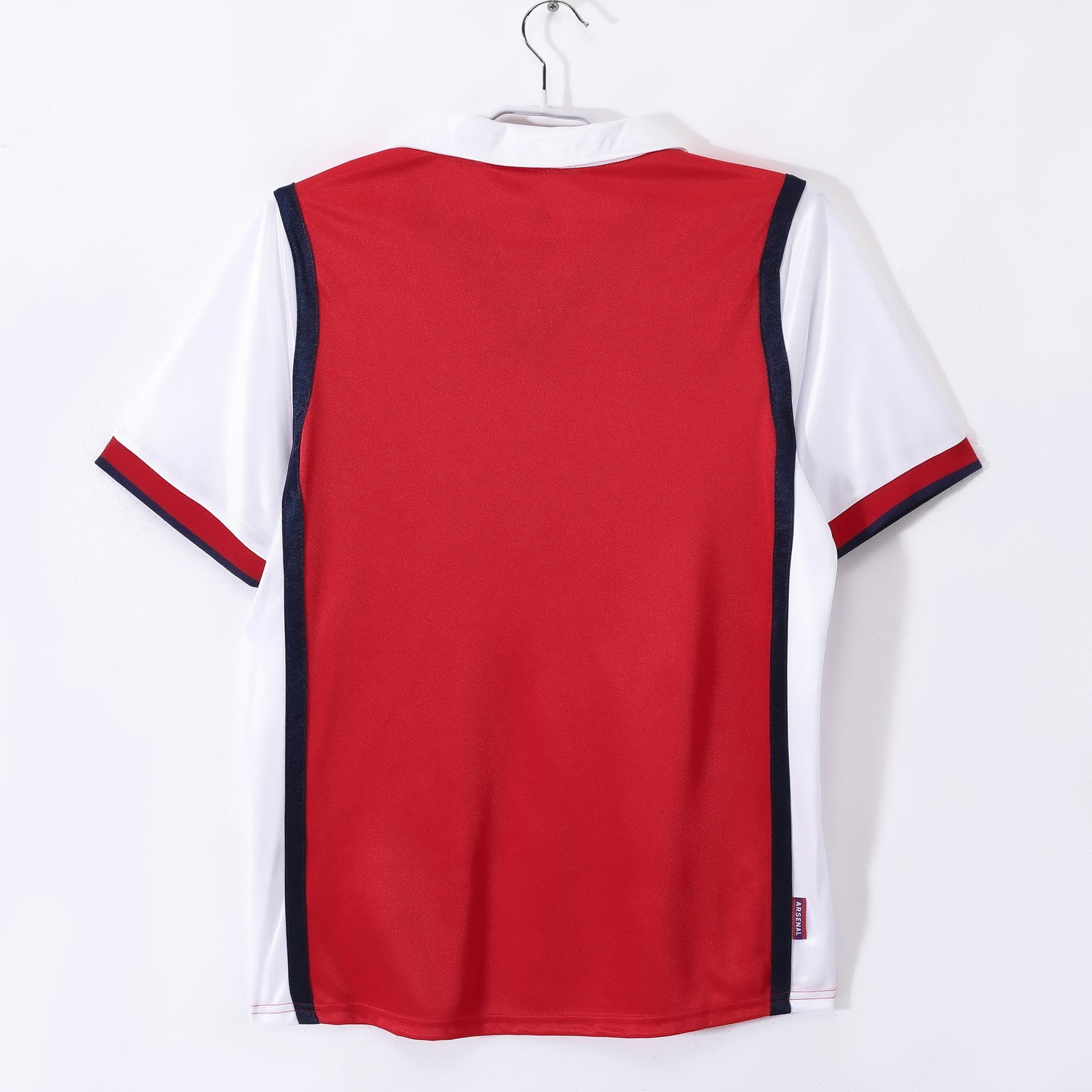Camiseta retro Arsenal 1998/99 primera equipación detalle escudo – Cortita y al Pie