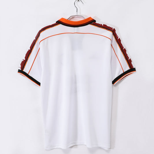 Camiseta retro Roma 1998/99 segunda equipación blanca detalle escudo – Cortita y al Pie