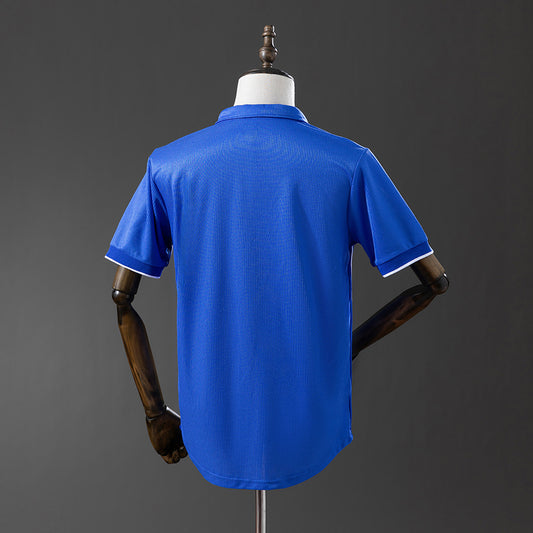 Camiseta retro Italia 1998 primera equipación detalle escudo FIGC – Cortita y al Pie