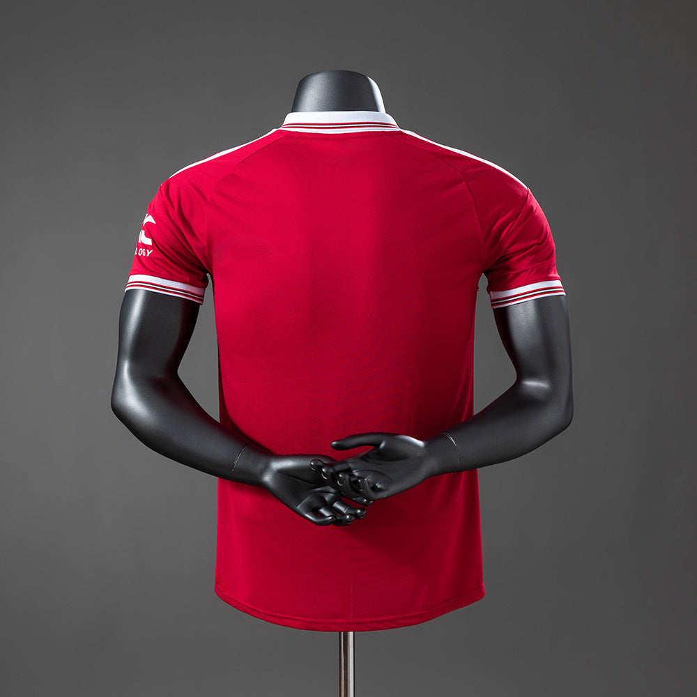Camiseta Manchester United 2026/27 primera equipación versión jugador detalle escudo – Cortita y al Pie