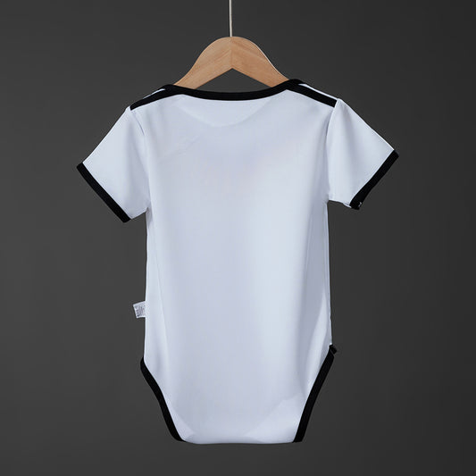 Body Alemania Mundial 2026 primera equipación versión bebé detalle escudo – Cortita y al Pie