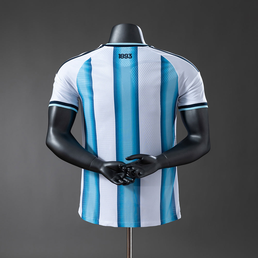 Camiseta Argentina Mundial 2026 primera equipación versión jugador detalle escudo – Cortita y al Pie