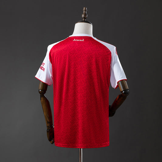 Camiseta Arsenal 2025/26 primera equipación versión fan detalle escudo – Cortita y al Pie