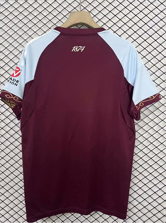 Camiseta Aston Villa 2025/26 primera equipación versión fan detalle escudo – Cortita y al Pie