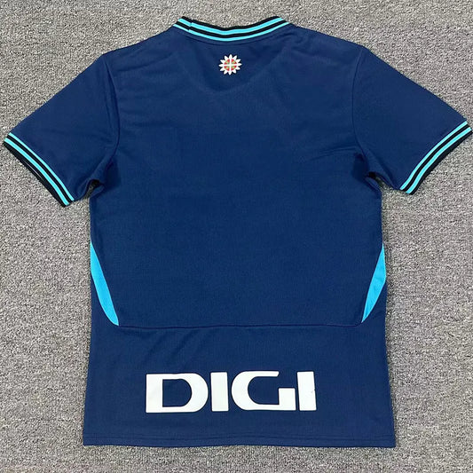 Camiseta Athletic Club 2025/26 segunda equipación versión fan detalle escudo – Cortita y al Pie