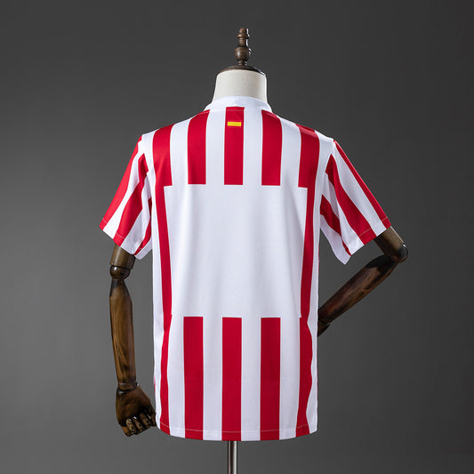 Camiseta Atlético de Madrid 2025/26 primera equipación versión fan detalle escudo – Cortita y al Pie