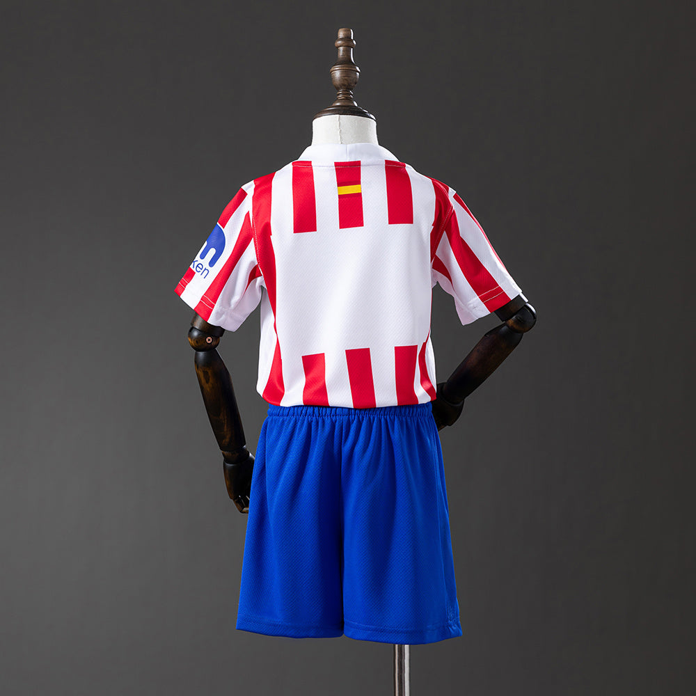 Camiseta Atlético de Madrid 2025/26 primera equipación versión niño detalle escudo – Cortita y al Pie