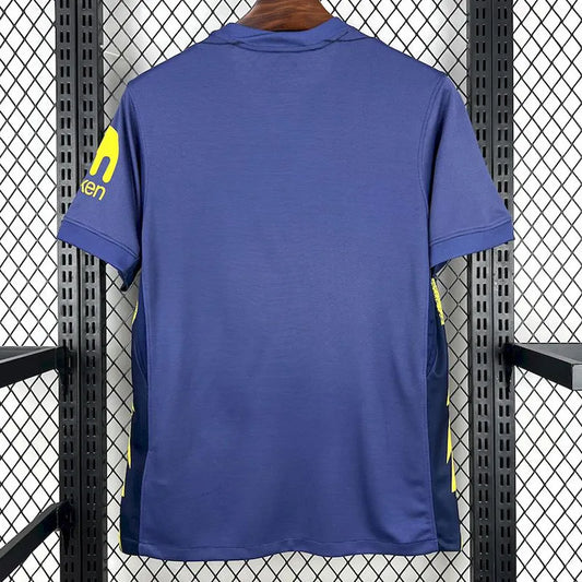 Camiseta Atlético de Madrid 2025/26 segunda equipación versión fan detalle escudo – Cortita y al Pie