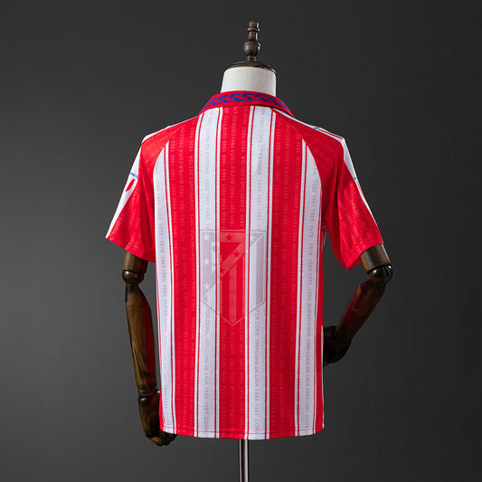 Camiseta retro Atlético de Madrid 1995/96 primera equipación detalle escudo doblete – Cortita y al Pie