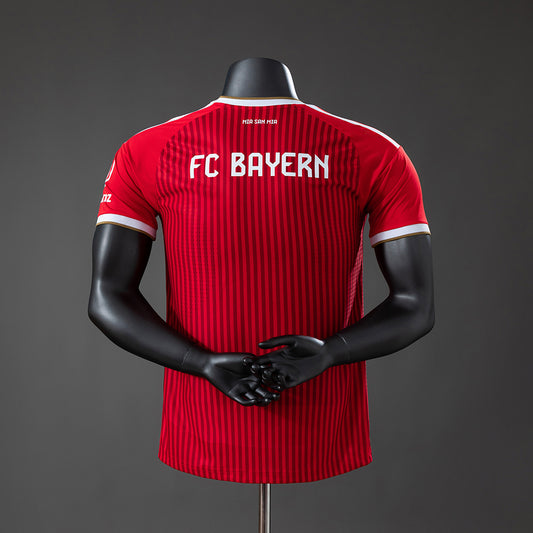 Camiseta Bayern Múnich 2026/27 primera equipación versión jugador detalle escudo FCB premium – Cortita y al Pie