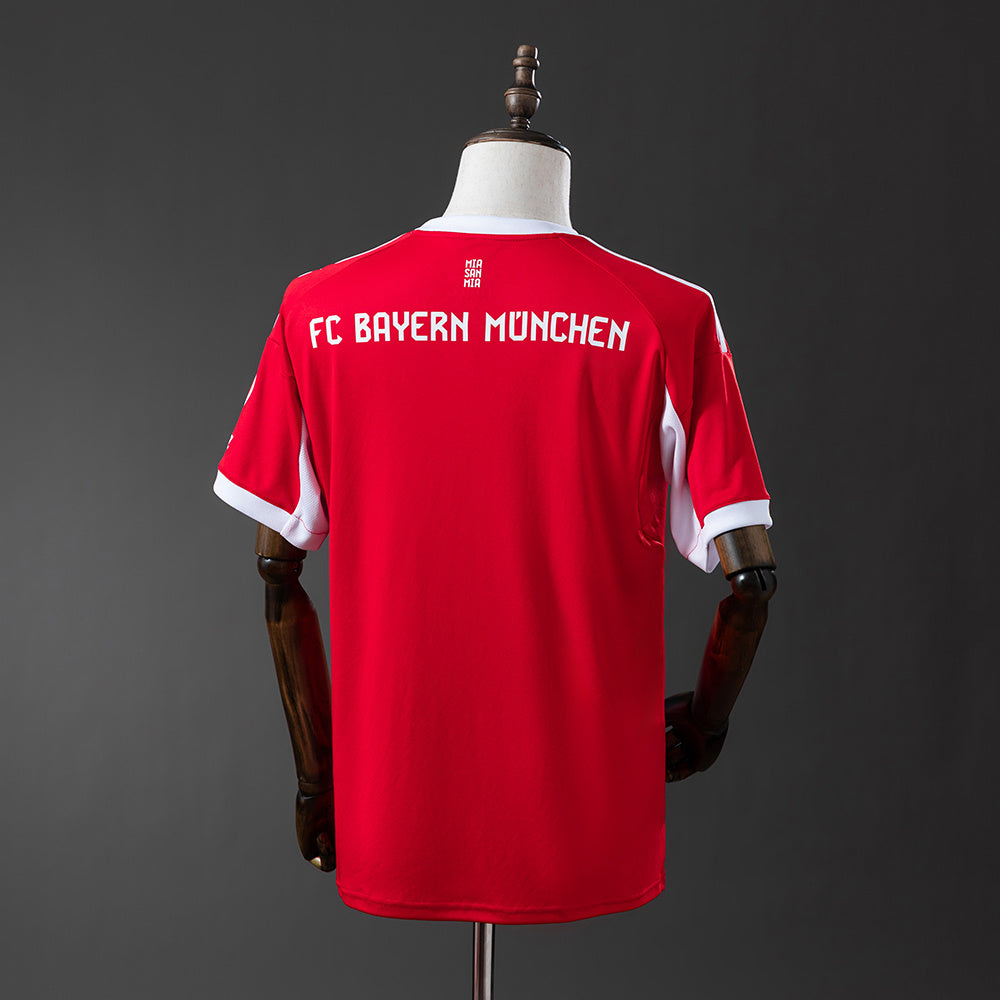 Camiseta Bayern Múnich 2025/26 primera equipación versión fan detalle escudo – Cortita y al Pie