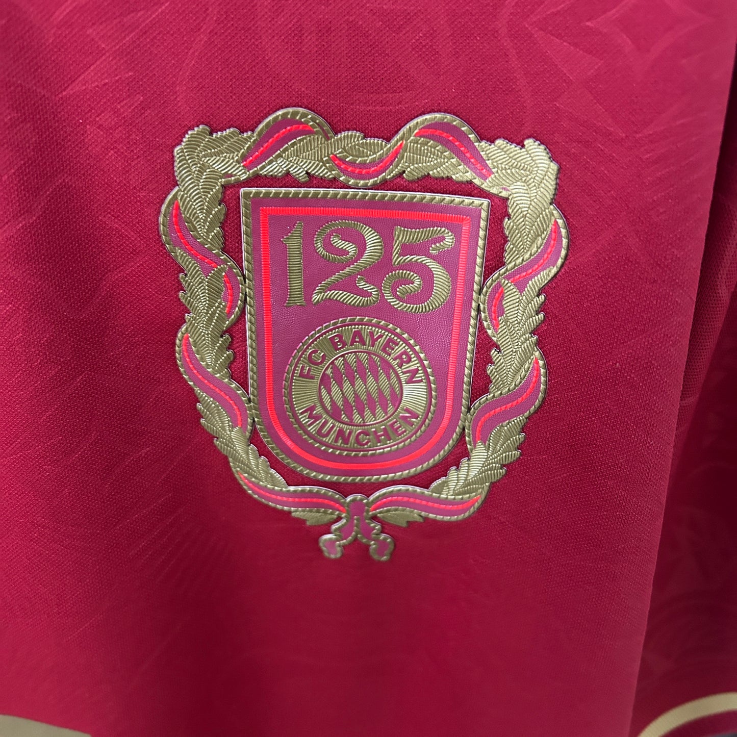 Camiseta Bayern Múnich 125 aniversario primera equipación versión fan lateral – Cortita y al Pie