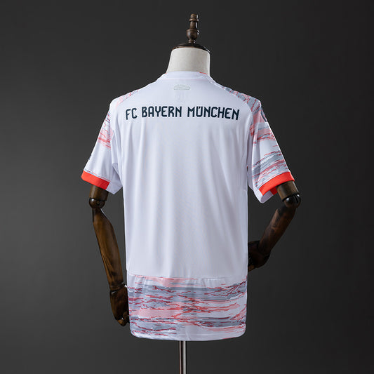Camiseta Bayern Múnich 2025/26 segunda equipación versión fan detalle escudo – Cortita y al Pie