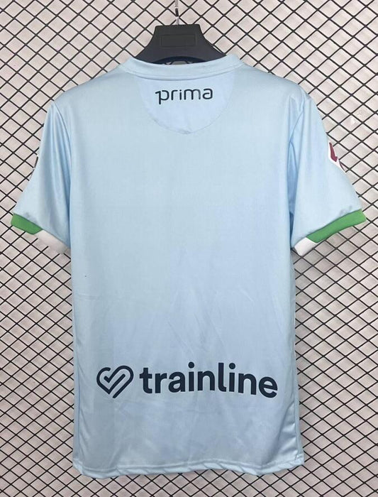 Camiseta Real Betis 2025/26 segunda equipación versión fan detalle escudo – Cortita y al Pie