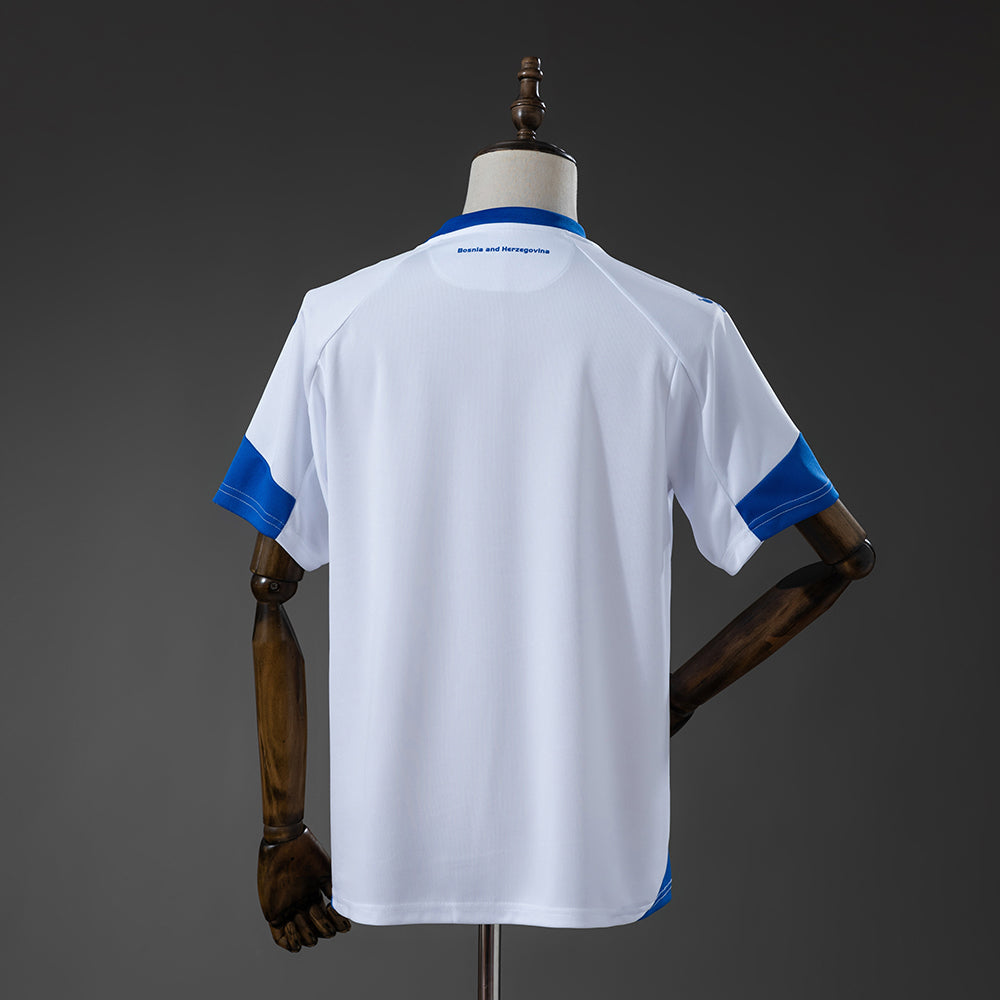 Camiseta Bosnia y Herzegovina Mundial 2026 segunda equipación versión fan blanca detalle – Cortita y al Pie