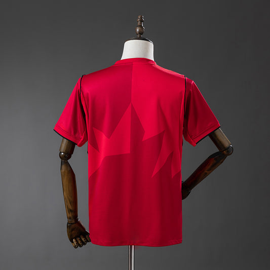 Camiseta Canadá Mundial 2026 primera equipación versión fan detalle escudo – Cortita y al Pie