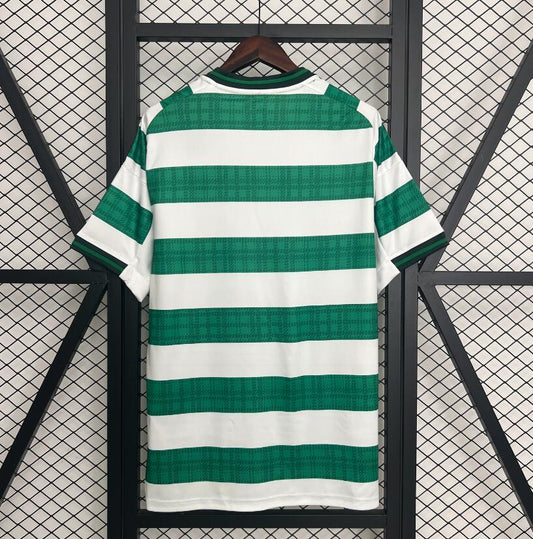 Camiseta Celtic 2025/26 primera equipación versión fan detalle escudo – Cortita y al Pie