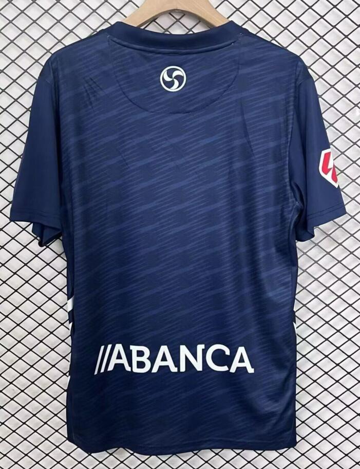 Camiseta Celta de Vigo 2025/26 segunda equipación versión fan detalle escudo – Cortita y al Pie