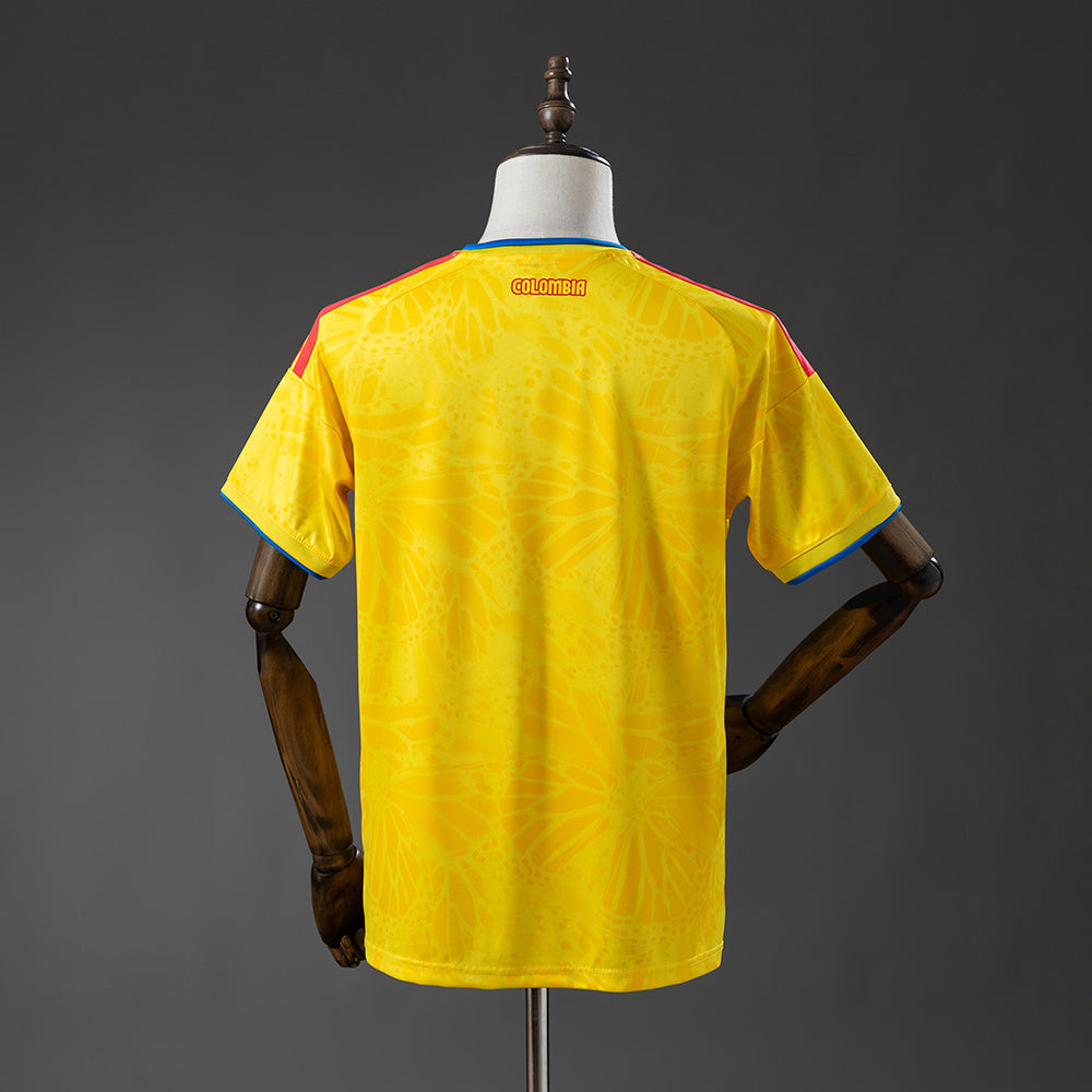 Camiseta Colombia Mundial 2026 primera equipación versión fan detalle escudo FCF – Cortita y al Pie