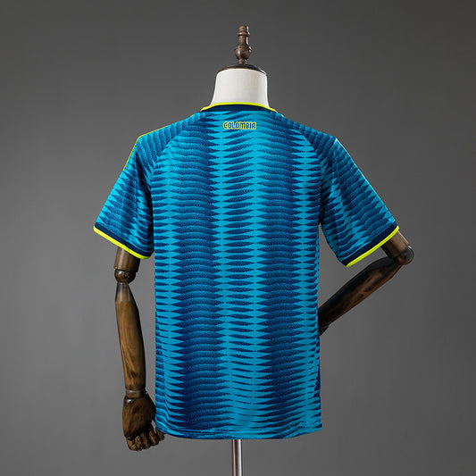 Camiseta Colombia Mundial 2026 segunda equipación versión fan azul detalle escudo – Cortita y al Pie