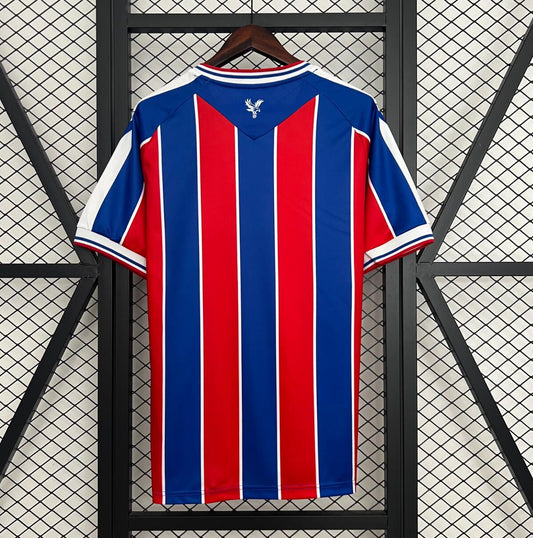 Camiseta Crystal Palace 2025/26 primera equipación versión fan detalle Eagles Selhurst Park – Cortita y al Pie