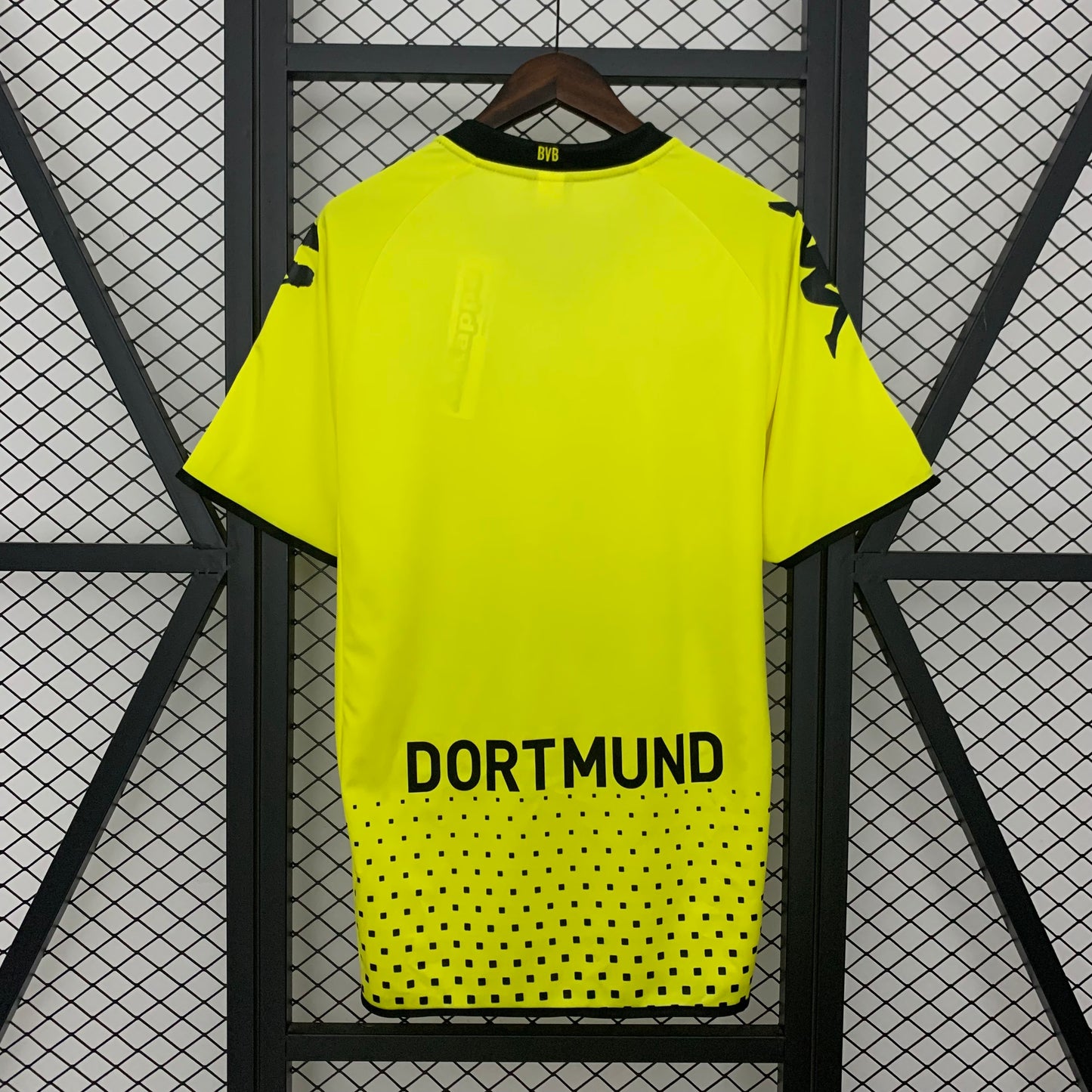 Camiseta retro Borussia Dortmund 2011/12 primera equipación detalle escudo Signal Iduna – Cortita y al Pie