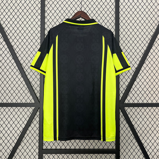 Camiseta retro Borussia Dortmund 1996/97 segunda equipación detalle escudo – Cortita y al Pie