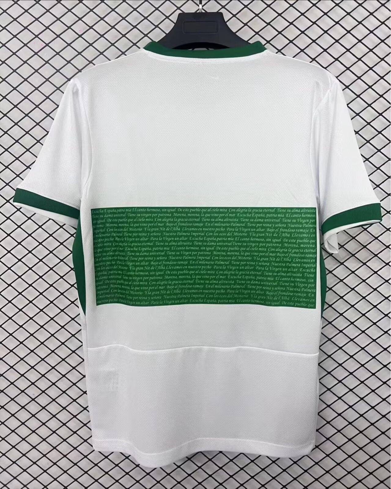 Camiseta Elche 2025/26 primera equipación versión fan detalle escudo – Cortita y al Pie