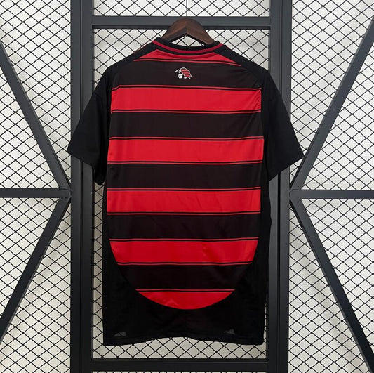 Camiseta Flamengo 2025/26 primera equipación versión fan detalle escudo – Cortita y al Pie