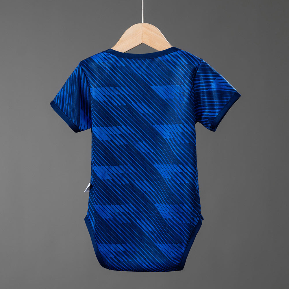 Body Francia Mundial 2026 primera equipación versión bebé detalle escudo – Cortita y al Pie