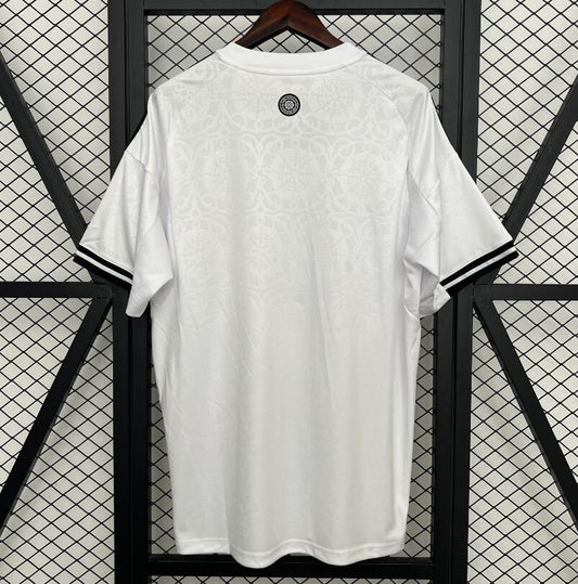 Camiseta Fulham 2025/26 primera equipación versión fan detalle escudo – Cortita y al Pie