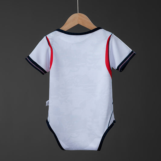 Body Inglaterra Mundial 2026 primera equipación versión bebé detalle escudo – Cortita y al Pie