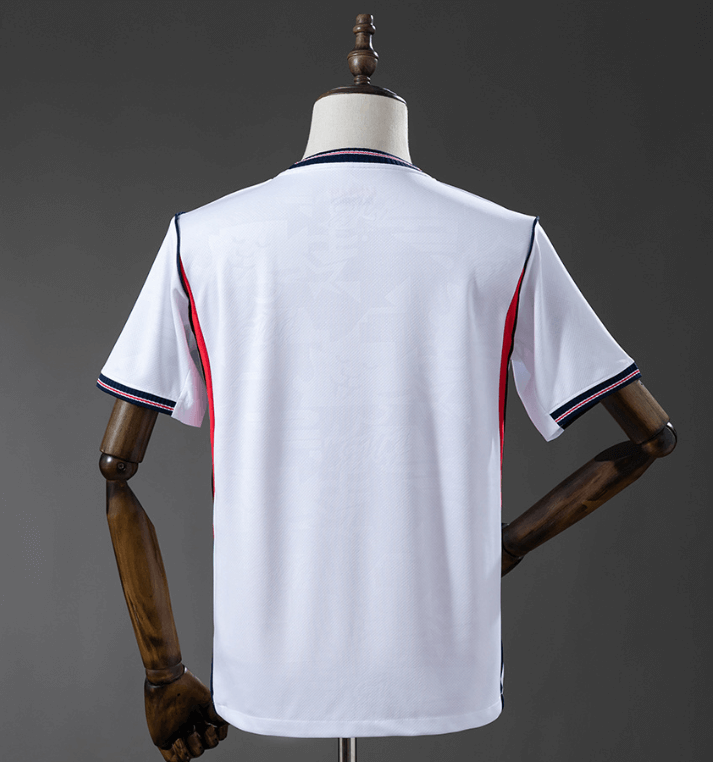Camiseta Inglaterra Mundial 2026 primera equipación versión fan detalle escudo FA – Cortita y al Pie