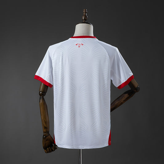 Camiseta Jordania Mundial 2026 primera equipación versión fan blanca detalle escudo – Cortita y al Pie