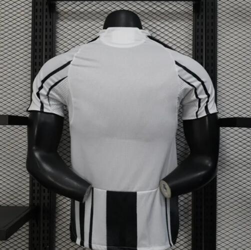Camiseta Juventus 2025/26 primera equipación versión jugador detalle escudo – Cortita y al Pie