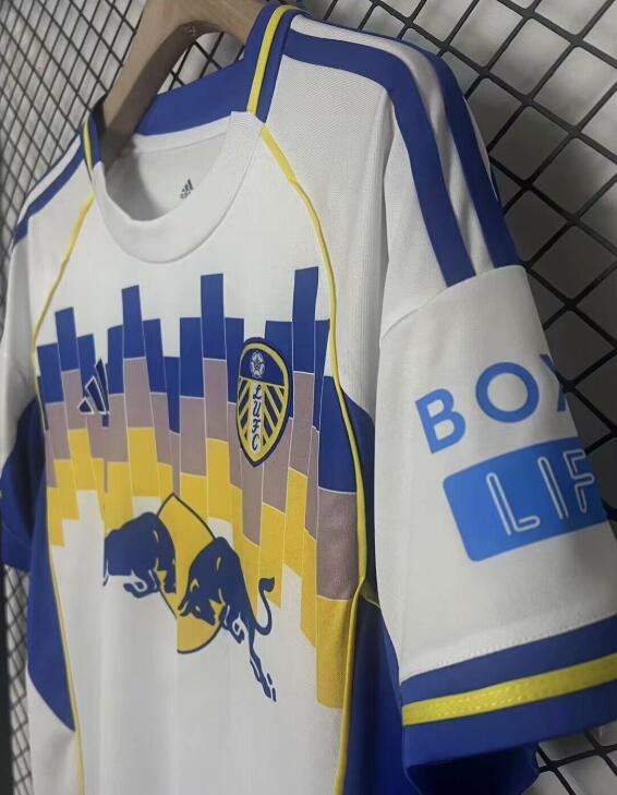 Camiseta Leeds United 2025/26 primera equipación versión fan lateral – Cortita y al Pie