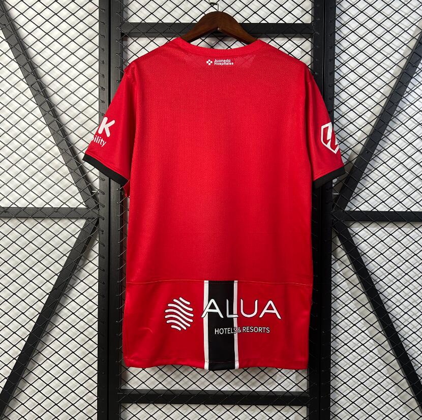 Camiseta Mallorca 2025/26 primera equipación versión fan detalle escudo – Cortita y al Pie