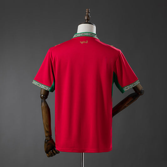 Camiseta Marruecos Mundial 2026 primera equipación versión fan detalle escudo – Cortita y al Pie
