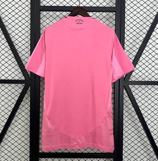 Camiseta Inter Miami 2025/26 primera equipación versión fan detalle escudo – Cortita y al Pie