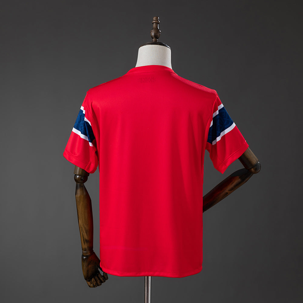 Camiseta Noruega Mundial 2026 primera equipación versión fan detalle escudo NFF – Cortita y al Pie