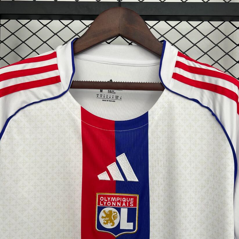 Camiseta Olympique Lyon 2025/26 primera equipación versión fan lateral – Cortita y al Pie