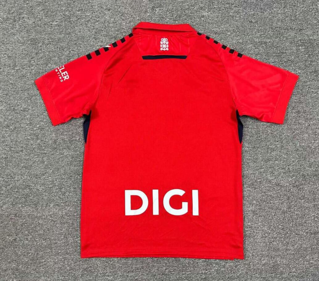Camiseta Osasuna 2025/26 primera equipación versión fan detalle escudo – Cortita y al Pie