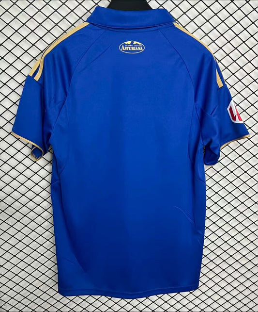 Camiseta Real Oviedo 2025/26 primera equipación versión fan detalle escudo – Cortita y al Pie