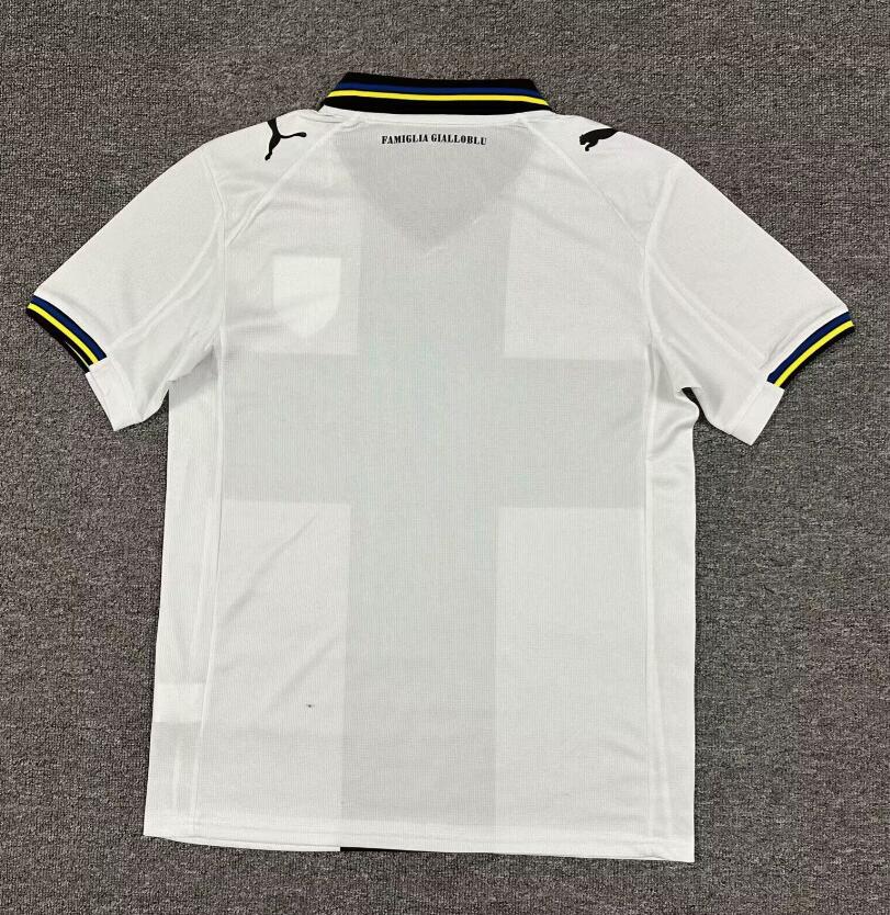 Camiseta Parma 2025/26 primera equipación versión fan detalle escudo – Cortita y al Pie