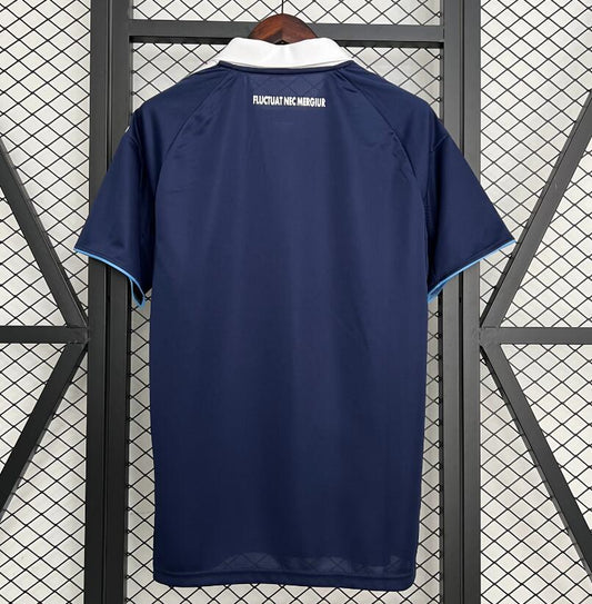Camiseta Paris FC 2025/26 primera equipación versión fan detalle escudo – Cortita y al Pie
