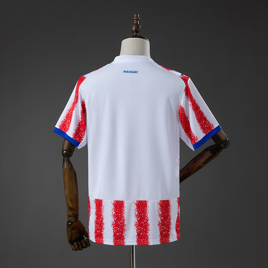Camiseta Paraguay Mundial 2026 primera equipación versión fan detalle escudo – Cortita y al Pie