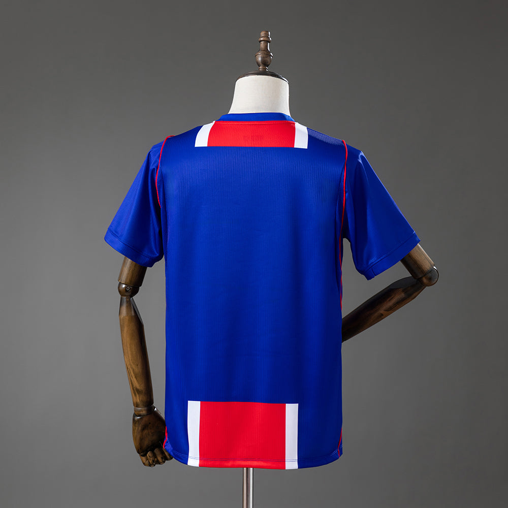 Camiseta PSG 2026/27 primera equipación versión fan detalle escudo París Saint-Germain – Cortita y al Pie