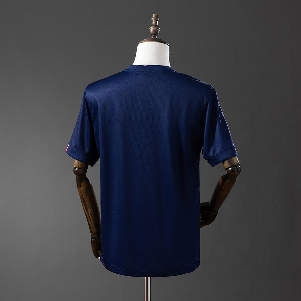 Camiseta PSG 2025/26 primera equipación versión fan detalle escudo Eiffel – Cortita y al Pie