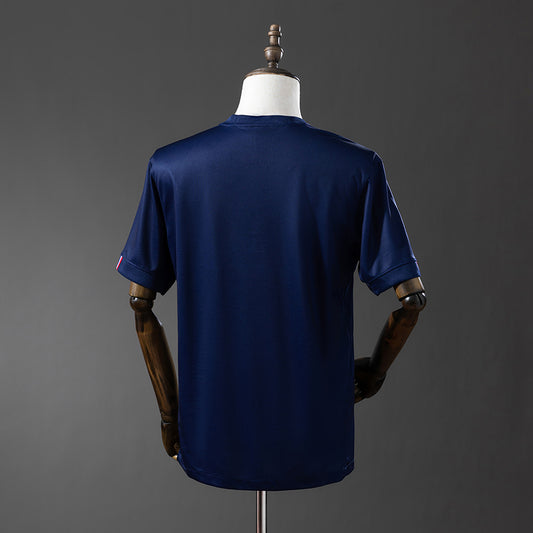 Camiseta PSG 2025/26 primera equipación versión fan detalle escudo Eiffel – Cortita y al Pie