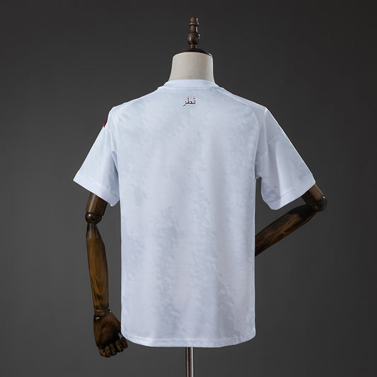 Camiseta Qatar Mundial 2026 segunda equipación versión fan blanca detalle – Cortita y al Pie